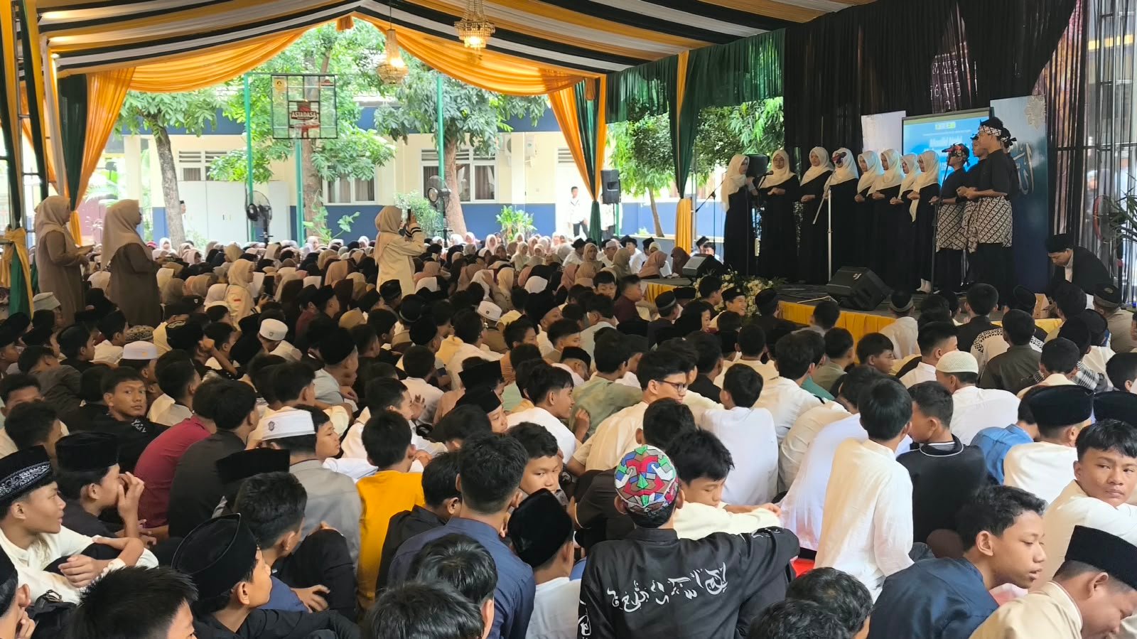 SMPN 18 Depok gelar maulid nabi 1