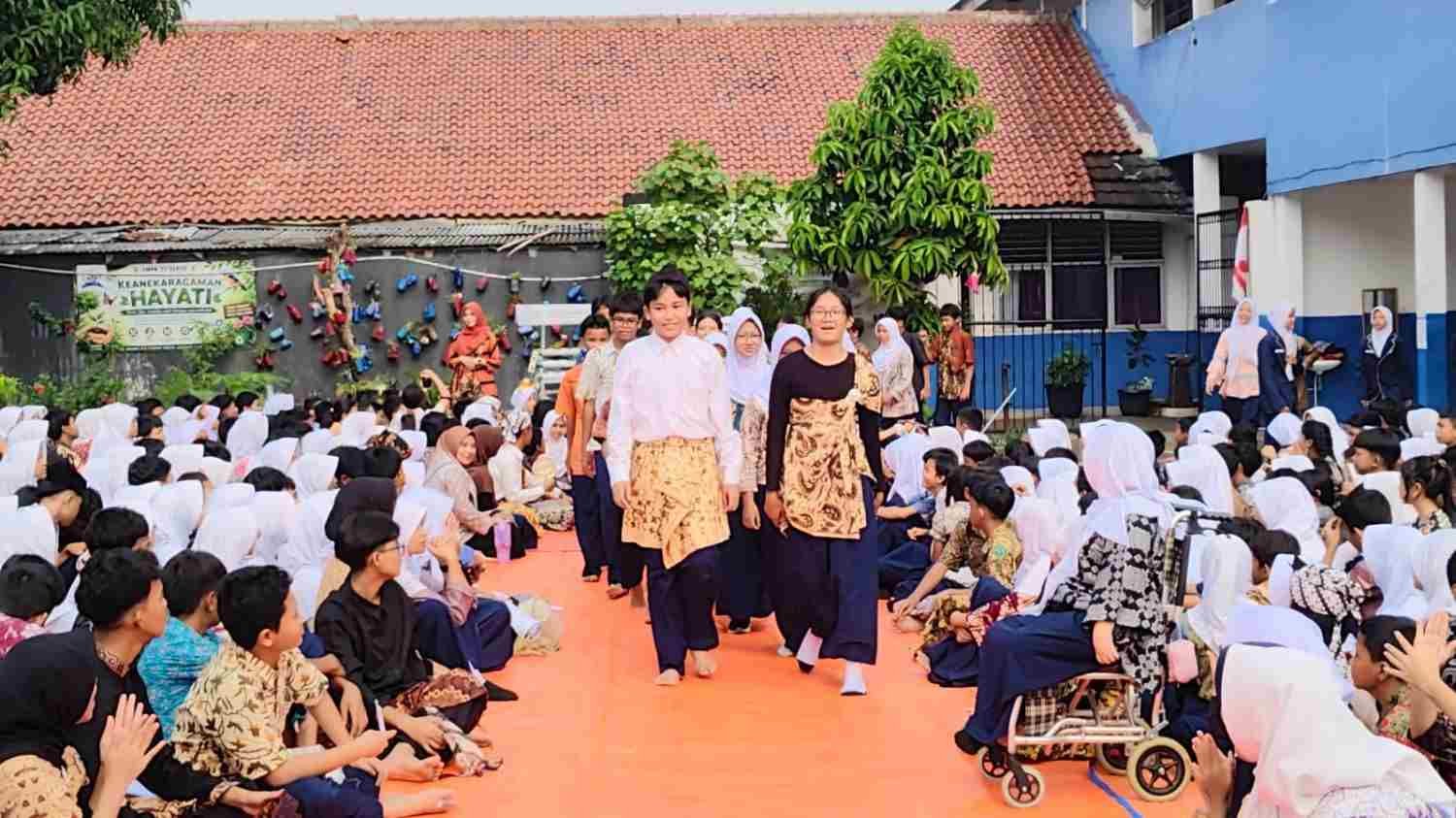 SMPN 22 Depok berbatik 1