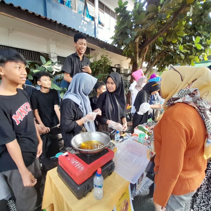 SMPN 14 Depok market day 1