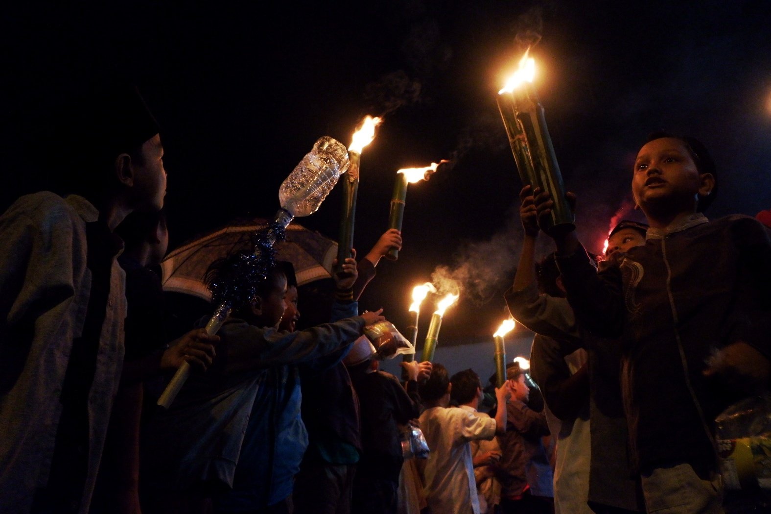 Antusiasme Masyarakat Ikuti Pawai Obor Sambut Ramadan di Depok