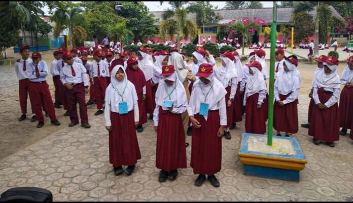 Seragam sekolah baru kebijakan