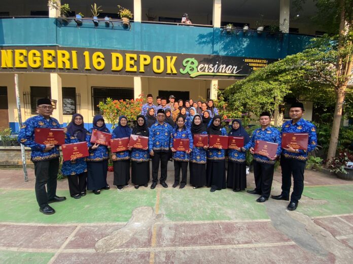 SMPN 16 Depok penghargaan PNS 1