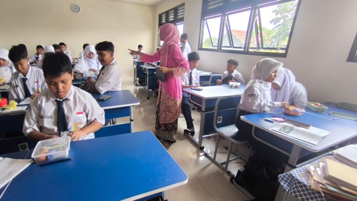 Program MBG di SMPN 13 Depok 1