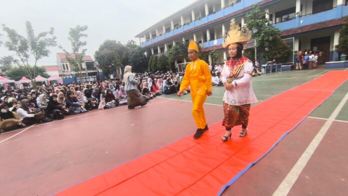 SMPN 20 Depok di hari kartini 1