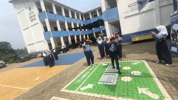 Simulasi Gempa di SMPN 23 Depok 2