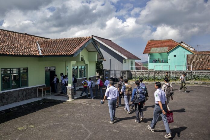 Sejumlah siswa berjalan memasuki barak militer saat program pendidikan karakter dan kedisiplinan di Dodik Bela Negara Rindam III Siliwangi, Lembang, Kabupaten Bandung Barat, Jawa Barat, Senin (5/5/2025).