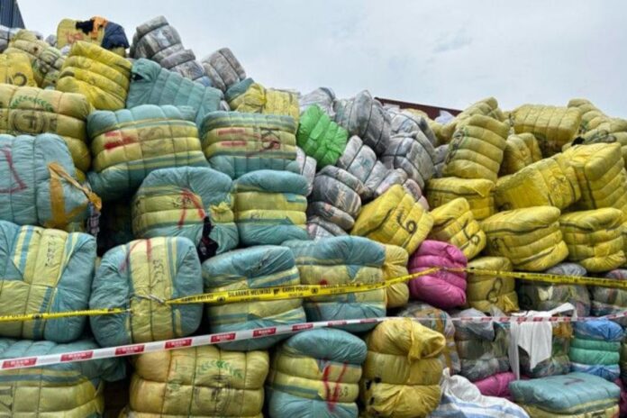 Kementerian Perdagangan sita pakaian ilegal di jawa barat