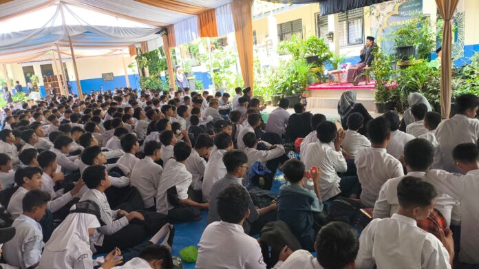 SMPN 16 Depok gelar maulid nabi 2