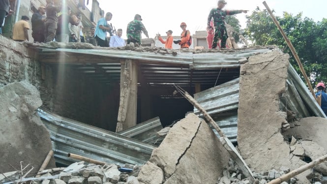 bangunan ambruk timpa majelis di kabupaten bogor