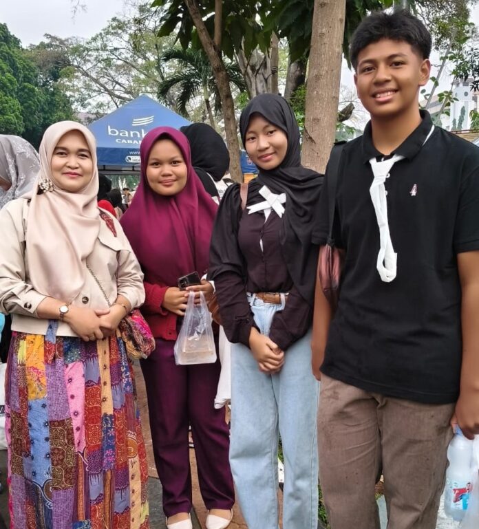 SIswa SMPN 22 Depok juara di dekranasda expo 1