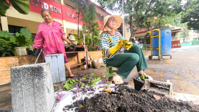 SDN Mekarjaya 11 perbaiki taman 2