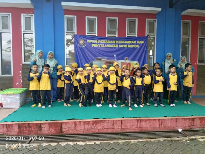 TK Islam Karakter Mutiara Islamic School ke pemadam kebakaran 3