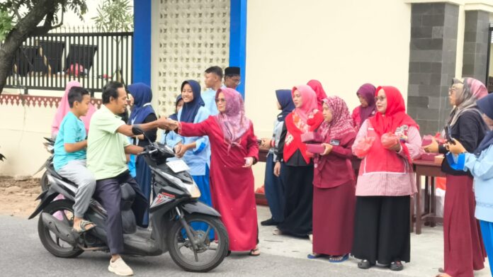 Berbagi takjil dari SMPN 3 Depok 2