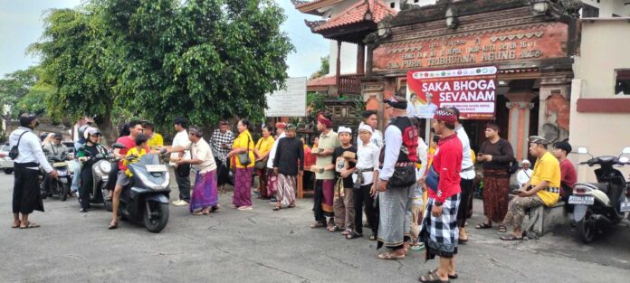 Hindu Depok berbagi takjil di Pura 2