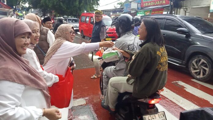 Pembagian takjil di kecamatan sukmajaya 2