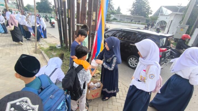 SMPN 20 Depok berbagi takjil 2