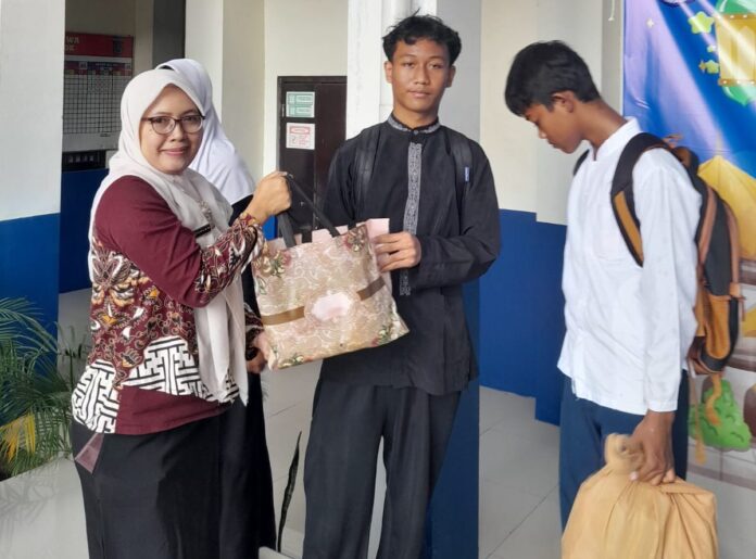 SMPN 23 Depok di pesantren Ramadan 2
