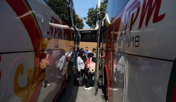 penumpang mudik dari jawa barat di terminal kampung rambutan