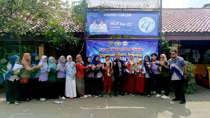 Piala prestasi SSN RRI Cisalak Felsi