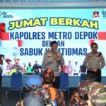 Polres Metro Depok Bagikan Paket Sembako ke Warga dan Ojol