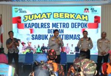 Polres Metro Depok Bagikan Paket Sembako ke Warga dan Ojol