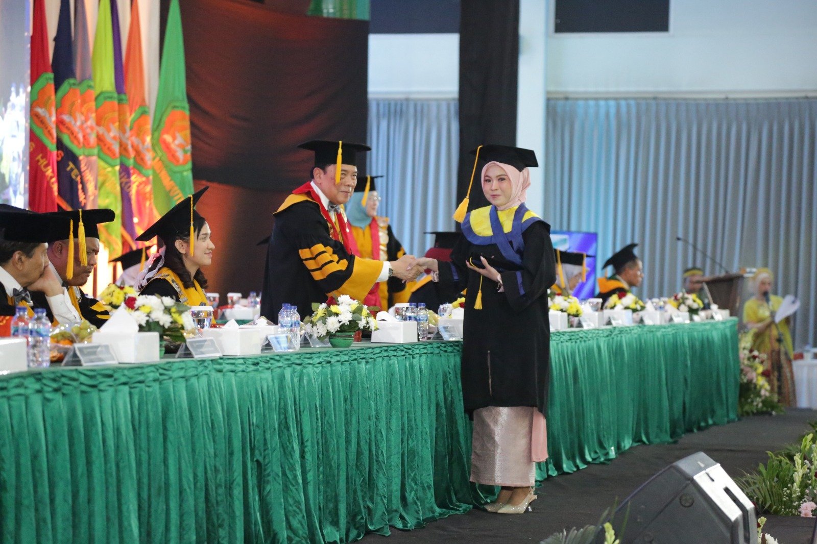 Ubhara Jaya Luluskan 464 Wisudawan Sarjana, Magister dan Doktor