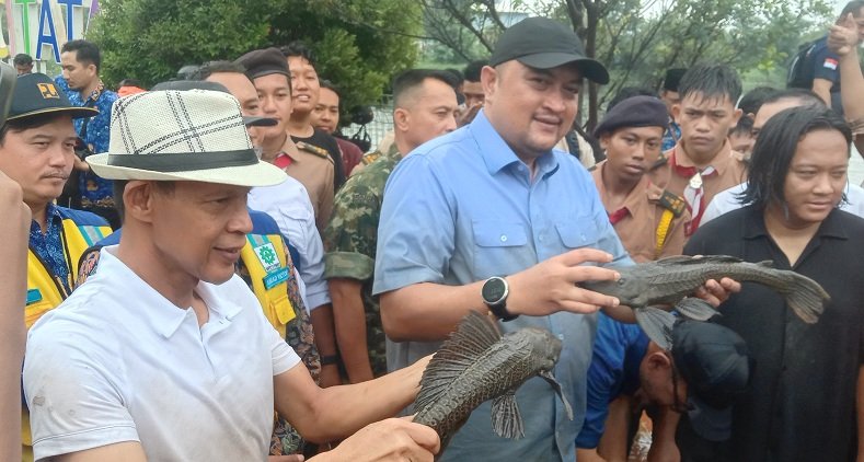 Turun Langsung ke Situ Citatah Cibinong, Bupati Rudy Susmanto Tangkap 220 Kg Ikan Sapu-Sapu