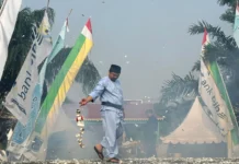 Aksi Manusia Petasan jadi Daya Tarik Lebaran Depok 2026