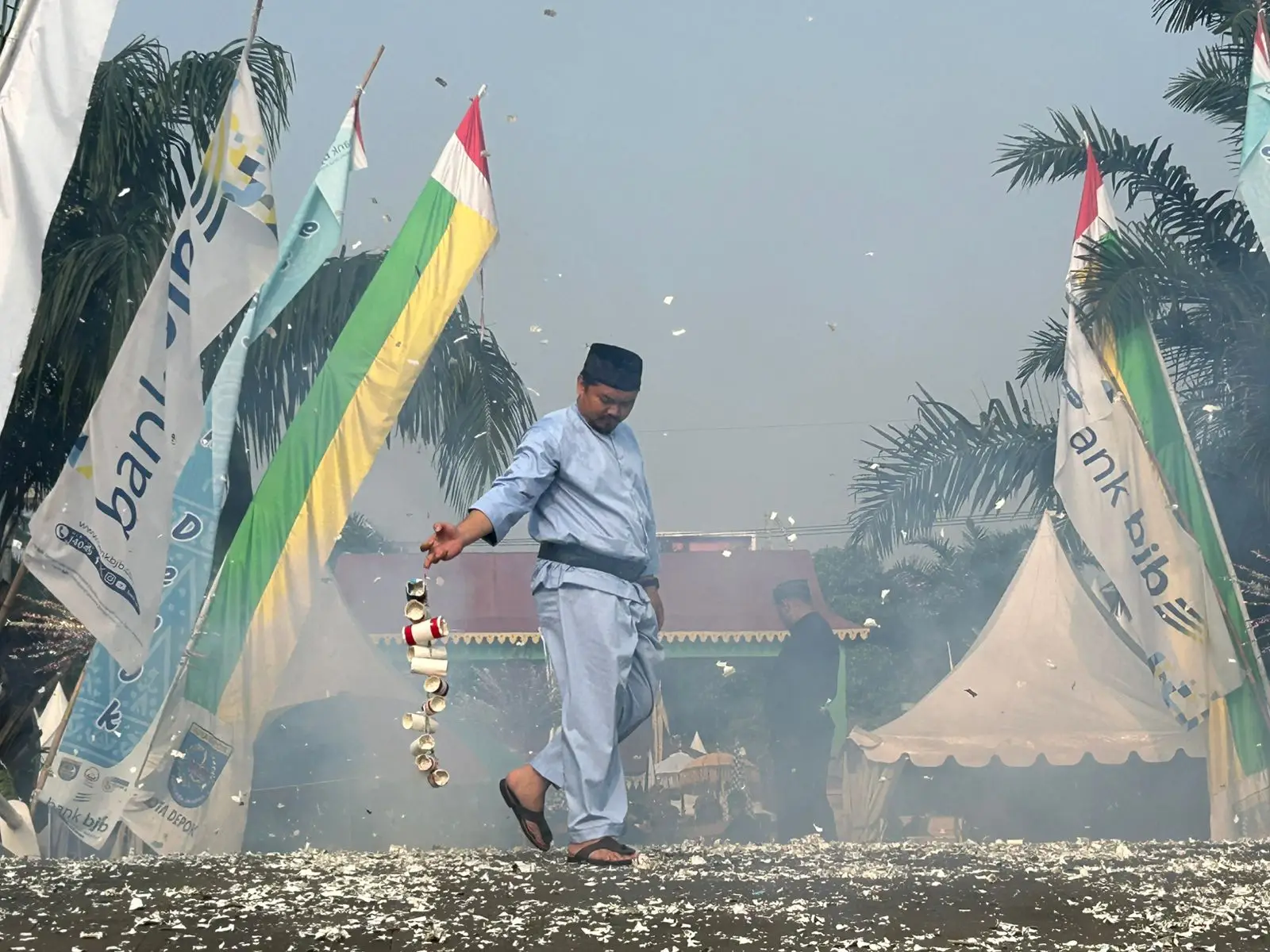 Aksi Manusia Petasan jadi Daya Tarik Lebaran Depok 2026