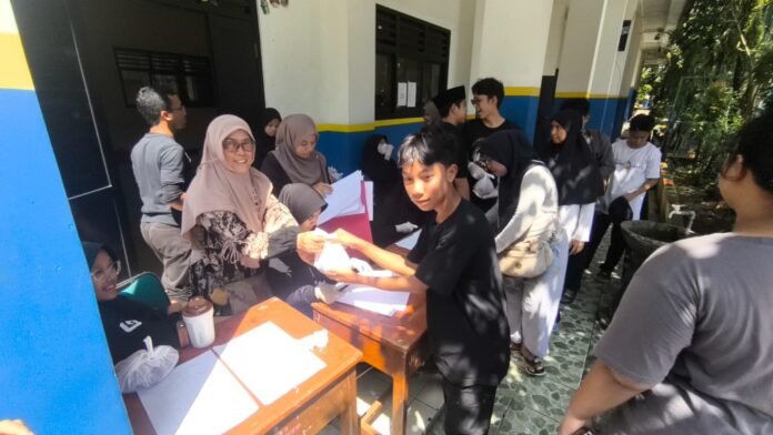 SMPN 2 Depok berbagi takjil di Idul Adha 1