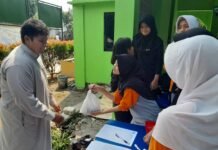 Siswa SMPN 23 Depok Terlibat dalam Pendistribusian Daging Kurban Dua Ekor Sapi SMPN 23 Depok potong hewan kurban 2