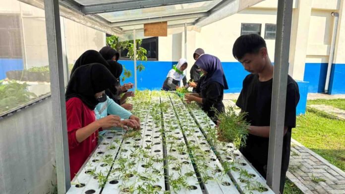 SMPN 34 Depok dan green House 3