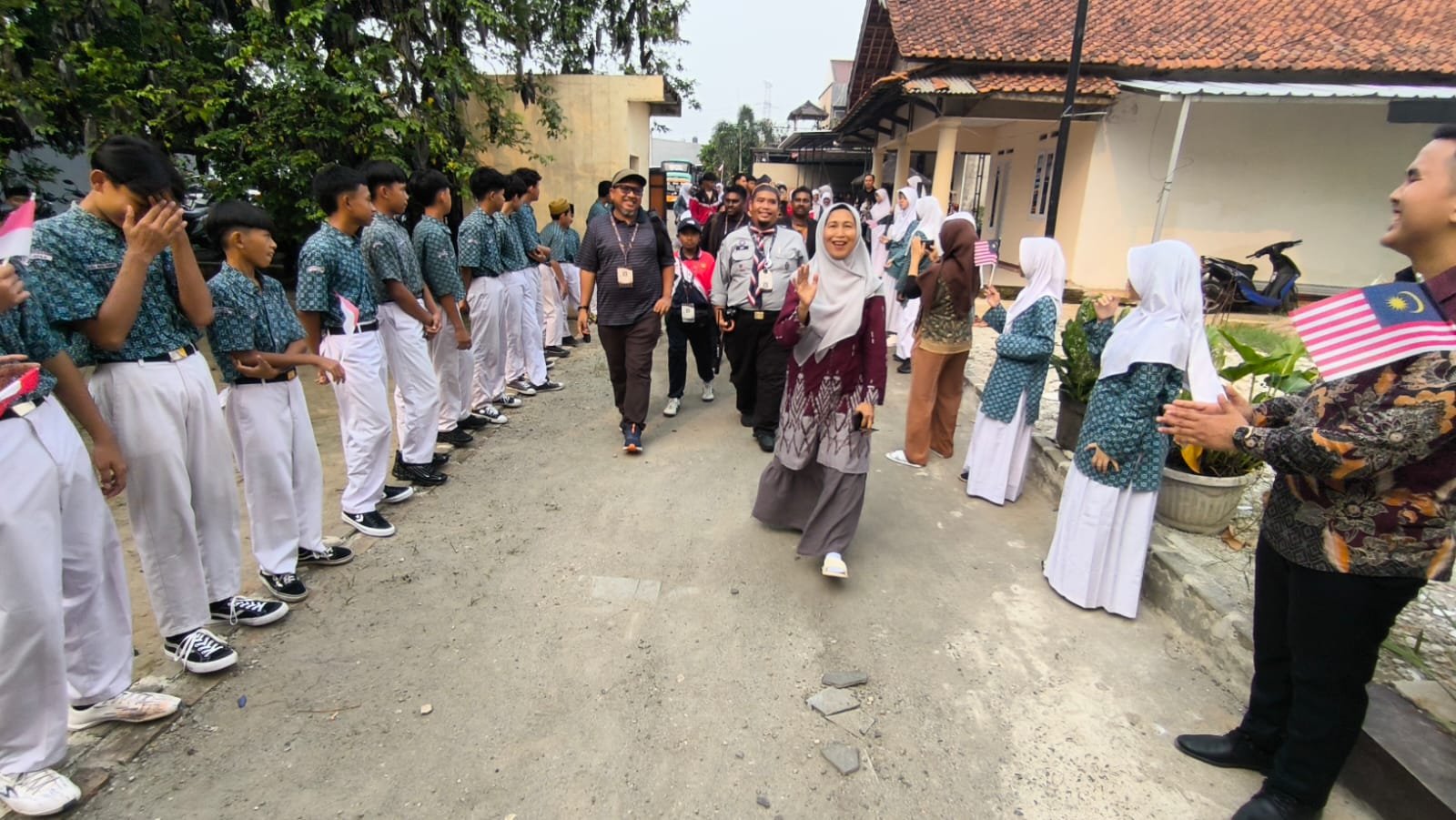 SMP Islam Modern Al Fakhir Terima Kunjungan Student Exchange dari Malaysia, Jalin Kolaborasi Internasional SMP Islam Modern Al Fakhir terima siswa Malaysia 3