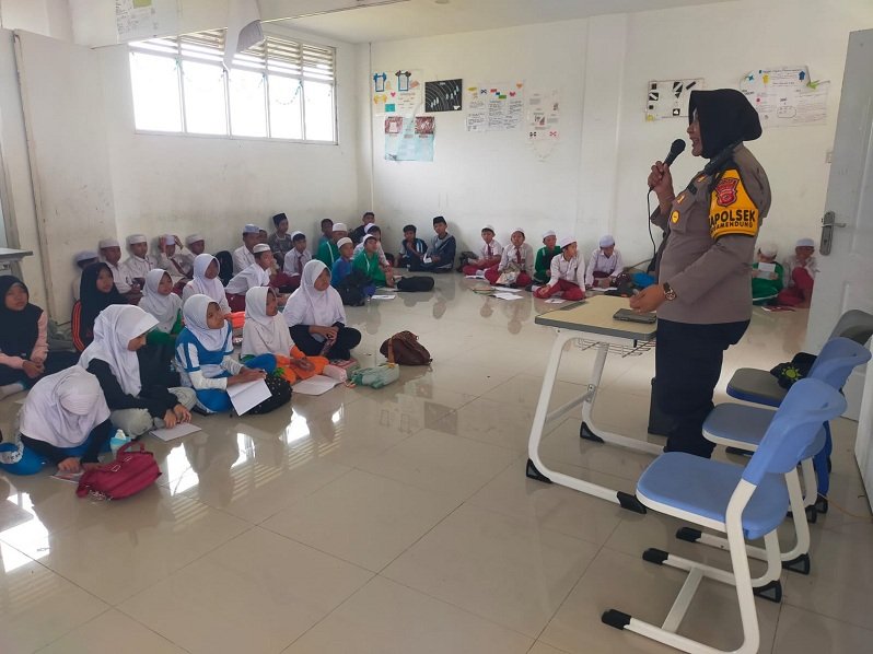 Berikan Edukasi ke Pelajar, Kapolsek Megamendung Bogor Sampaikan Materi Dalam MPLS di Tiga Sekolah