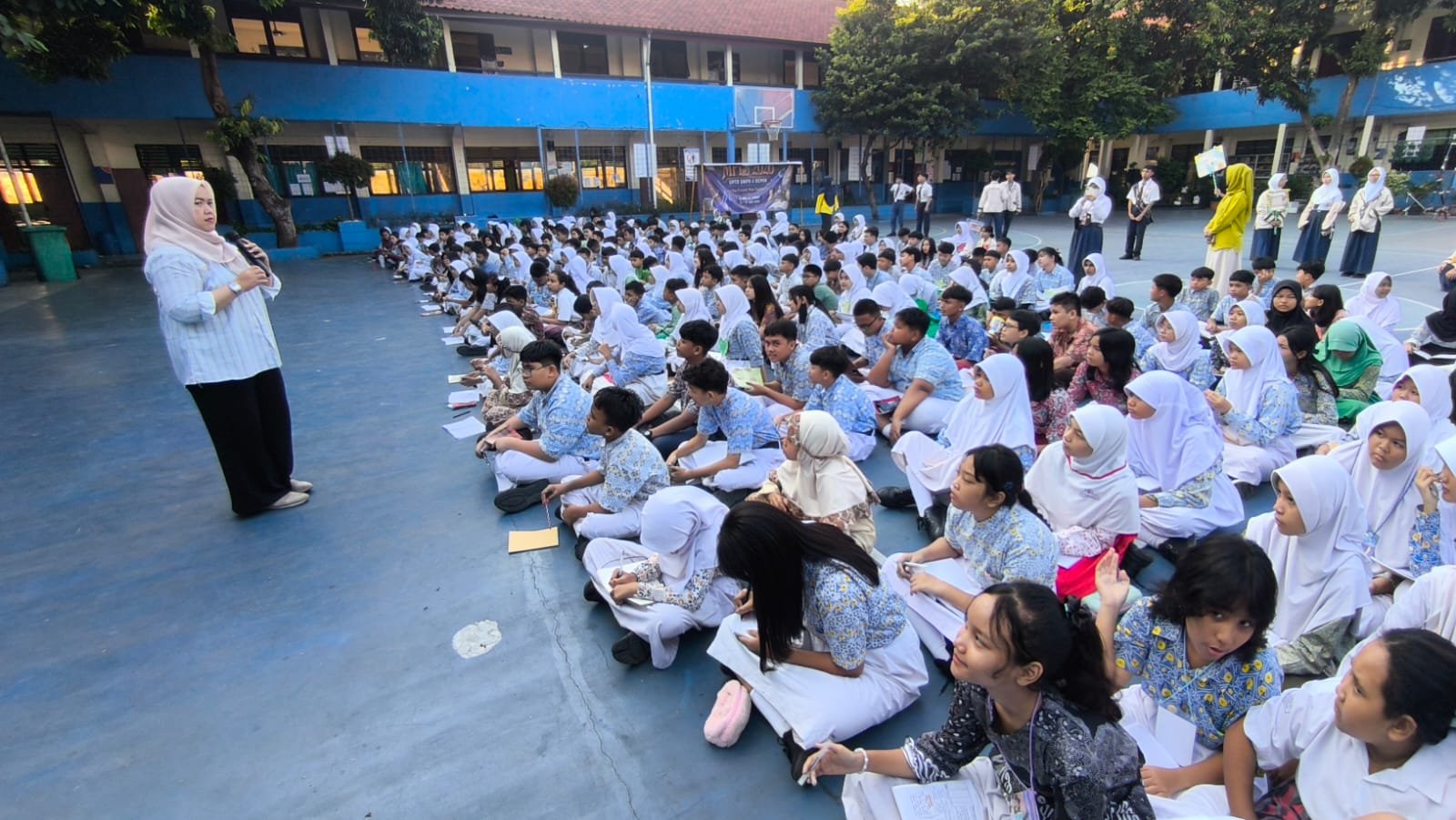 SMPN 4 Depok Gaungkan Anti-Perundungan di MPLS Bersama dengan Dosen Unair MPLS di SMPN 4 Depok 1