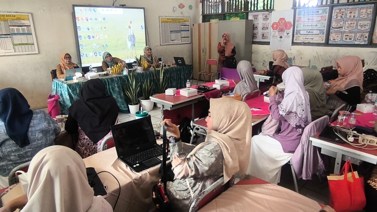 Menyusun Kurikulum Berbasis Kearifan Lokal: SD di Sukmajaya Gelar Workshop Persiapan Tahun Ajaran 2026/2027 Pembahasan kurikulum SD Sukmajaya 1