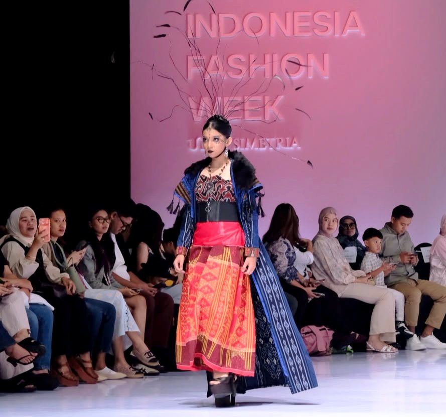 Siswi SMP Asal Depok Aqueensa Kinara Pukau Panggung Indonesia Fashion Week 2026