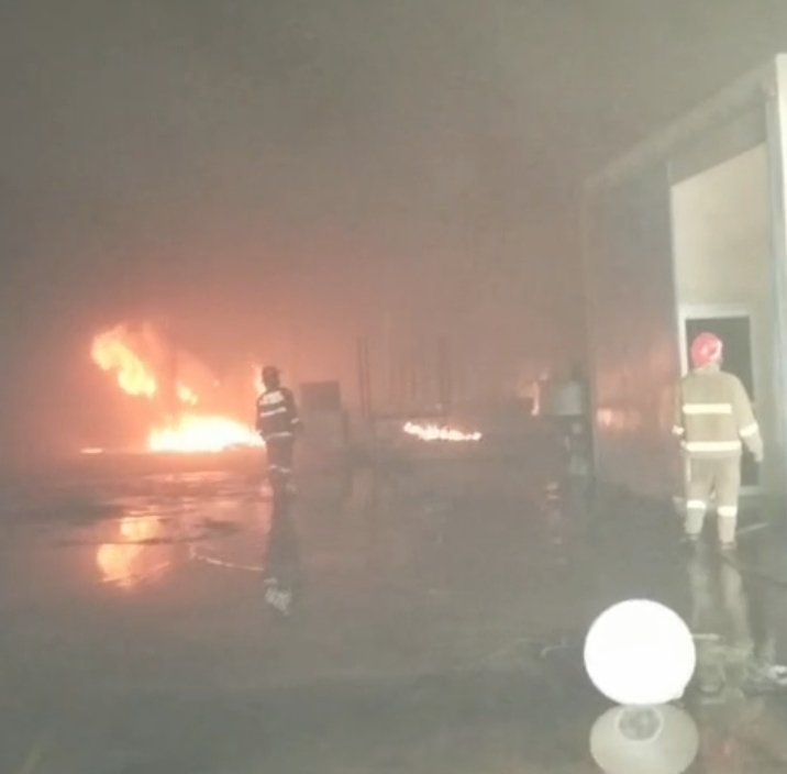 Gudang Penyimpanan Barang di Cileungsi Terbakar, Tujuh Mobil Hangus