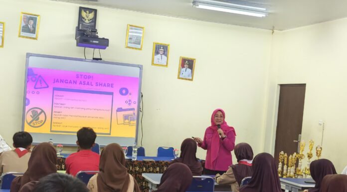 Hj. Yuni Indriany Edukasi Internet Sehat di SMPN 9 Depok