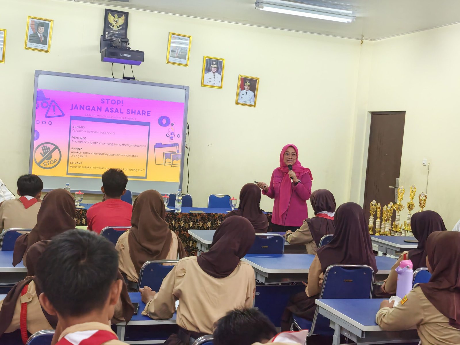 Hj. Yuni Indriany Edukasi Internet Sehat di SMPN 9 Depok