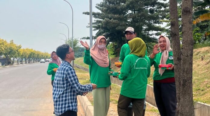 Jumat Berkah, BRI Bekasi Harapan Indah Bagikan Nasi Box untuk Masyarakat Sekitar