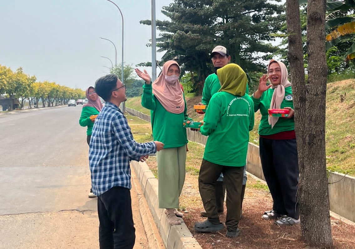 Jumat Berkah, BRI Bekasi Harapan Indah Bagikan Nasi Box untuk Masyarakat Sekitar
