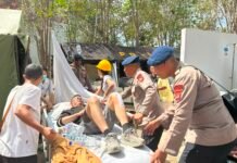 Personel Brimob NTT Turun Gunung Bantu Korban Gempa di Labuan Bajo