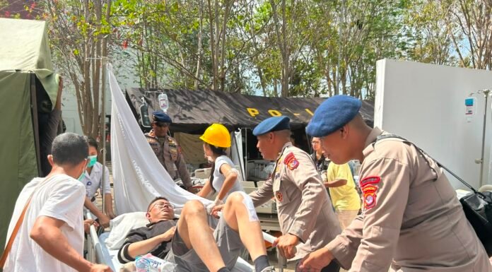 Personel Brimob NTT Turun Gunung Bantu Korban Gempa di Labuan Bajo