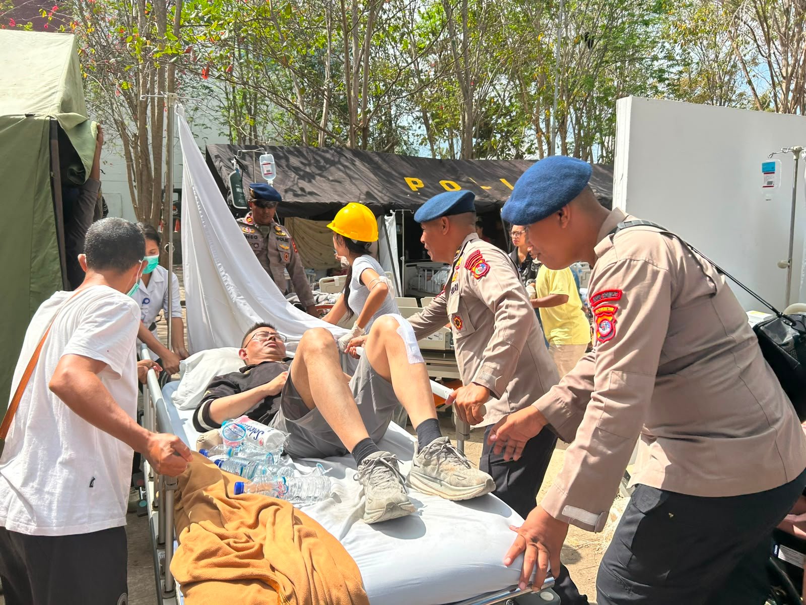 Personel Brimob NTT Turun Gunung Bantu Korban Gempa di Labuan Bajo