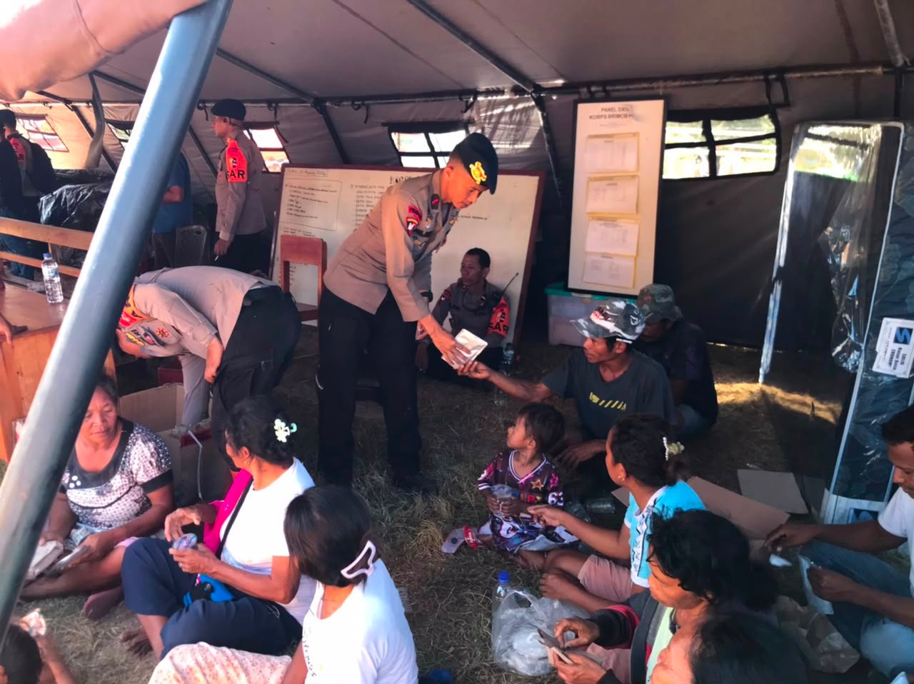 SAR Korbrimob Polri Perkuat Trauma Healing bagi Warga Terdampak Gempa NTT