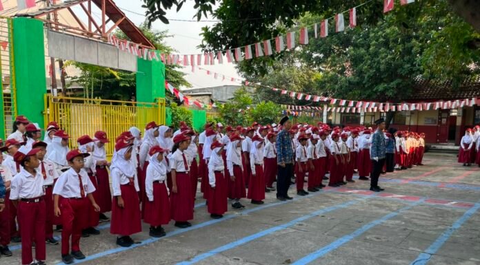 SDN Baktijaya 5 Balikkan Peran dalam Upacara HUT ke-81 RI, Ini Pesan Kepala Sekolah SDN Baktijaya 5 upacara bendera 2
