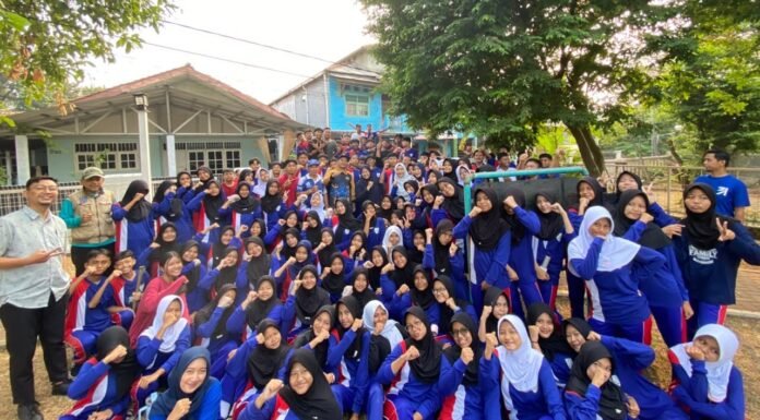 Kolaborasi SMPN 34 Depok dan Kelurahan Pondok Cina Wujudkan Lingkungan Bersih SMPN 34 Depok mengadakan jumsih besama kelurahan 5