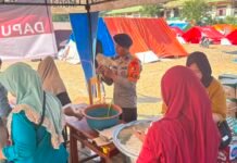 Tim Taktis Korbrimob Evakuasi Warga Tertimpa Batu Saat Gempa Manggarai