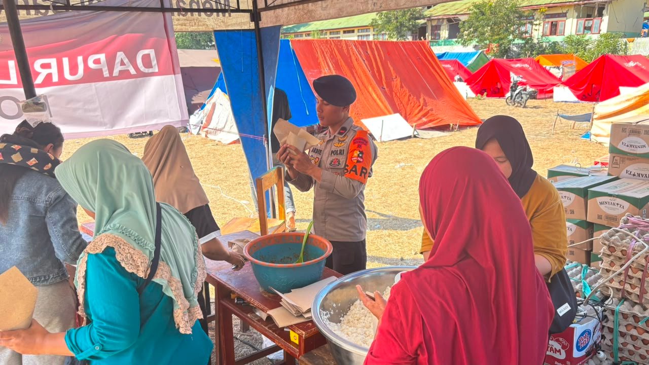 Tim Taktis Korbrimob Evakuasi Warga Tertimpa Batu Saat Gempa Manggarai